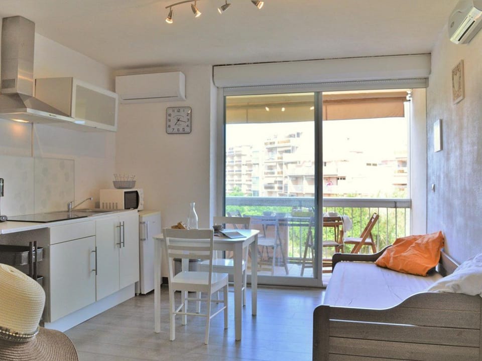 Studio climatisé avec terrasse et parking - 4 couchages - Le Lavandou - FR-1-251-518 Apartment in Le Lavandou