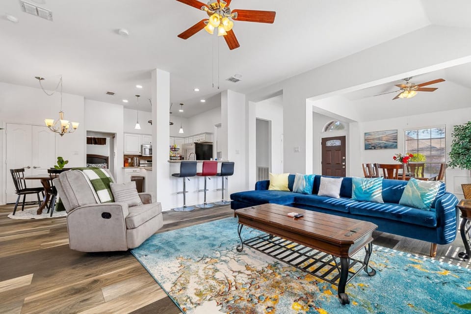 TV and multimedia, Living room, Seating area, fireplace