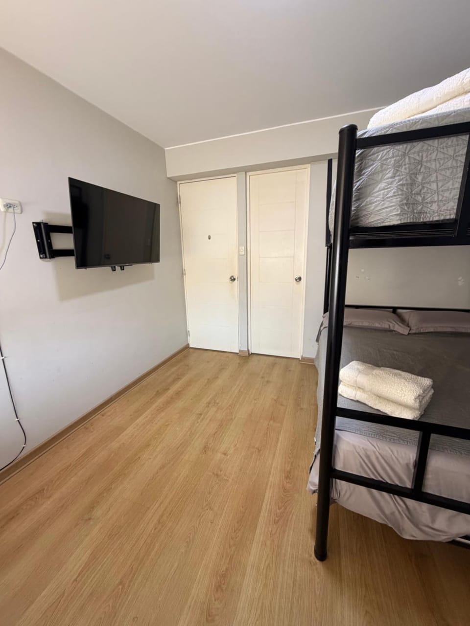 Bed, TV and multimedia, Photo of the whole room, Bedroom, bunk bed, towels, wardrobe