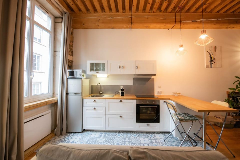 Kitchen or kitchenette, Dining area, oven
