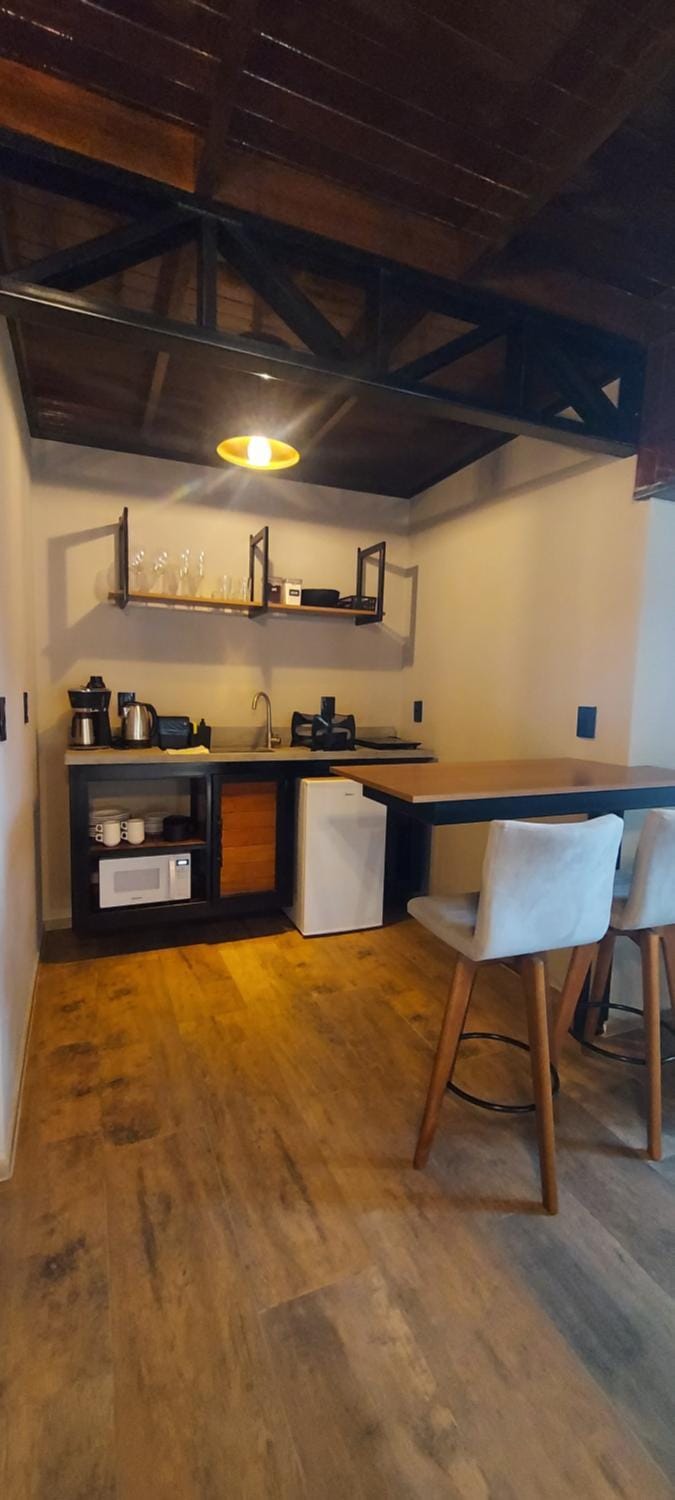 Kitchen or kitchenette, Dining area, minibar, oven, stove