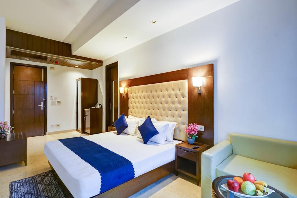 Bed, Photo of the whole room, Seating area, Bedroom, Food, wardrobe