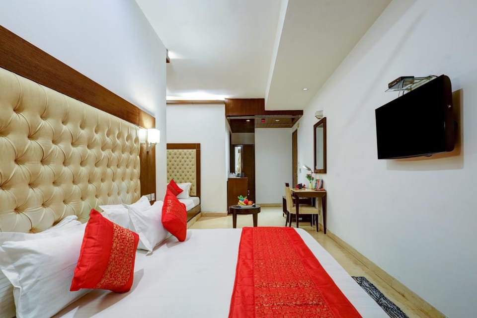 Bed, TV and multimedia, Photo of the whole room, Seating area, Bedroom