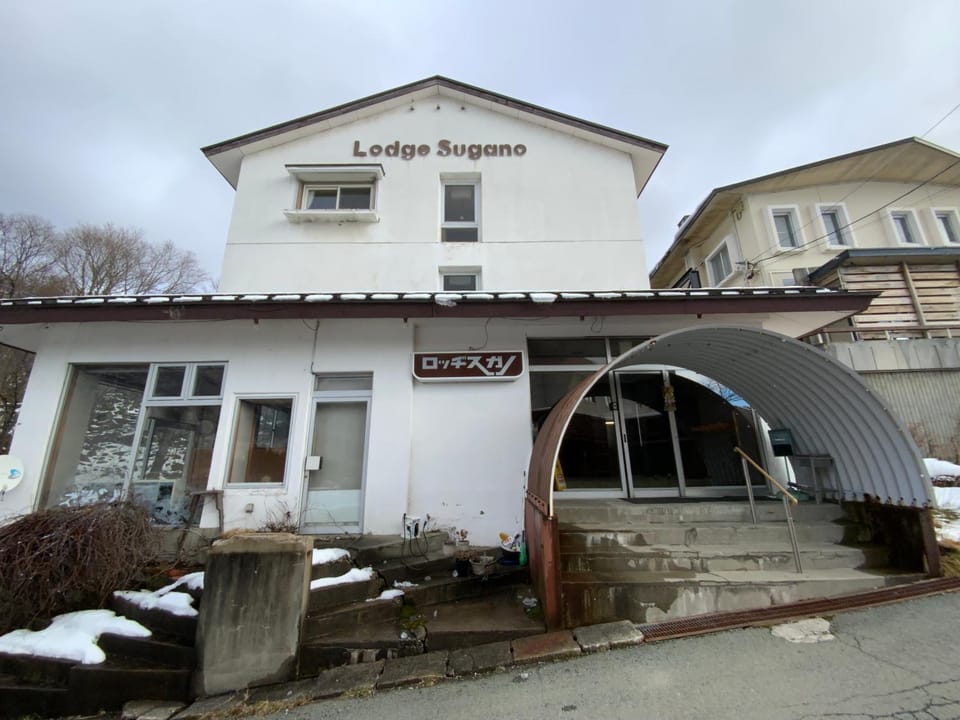 Property building, Facade/entrance, Day