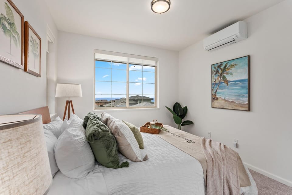 Bed, Decorative detail, Bedroom, Sea view, air conditioner