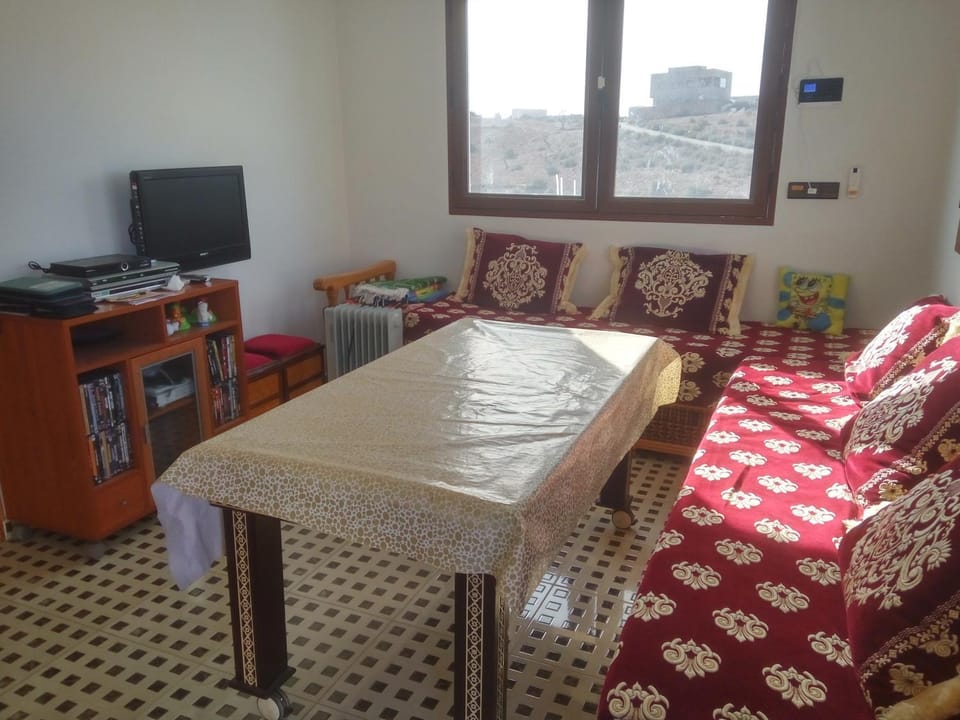 Communal lounge/ TV room, TV and multimedia, Living room, Seating area, Dining area