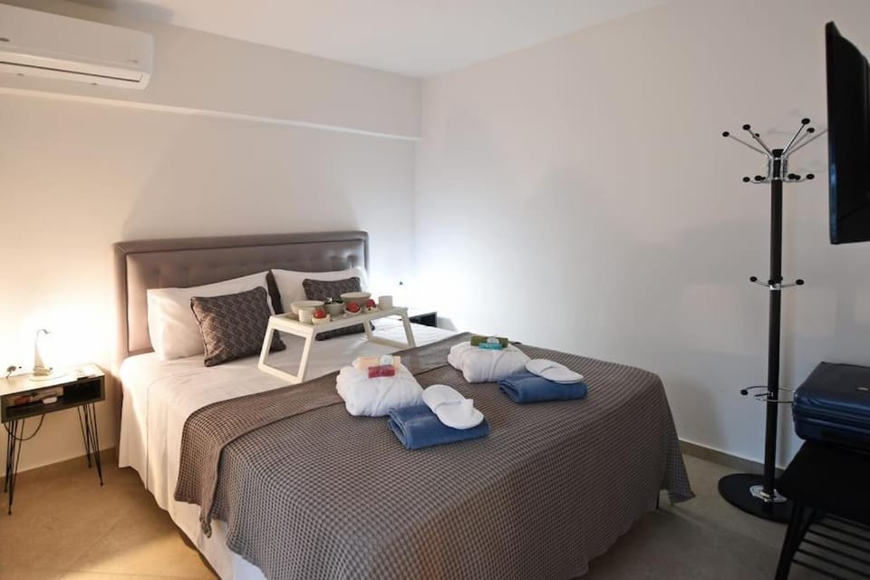Bed, TV and multimedia, Bedroom