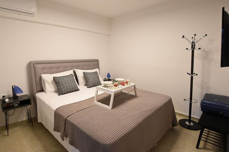 Bed, TV and multimedia, Bedroom