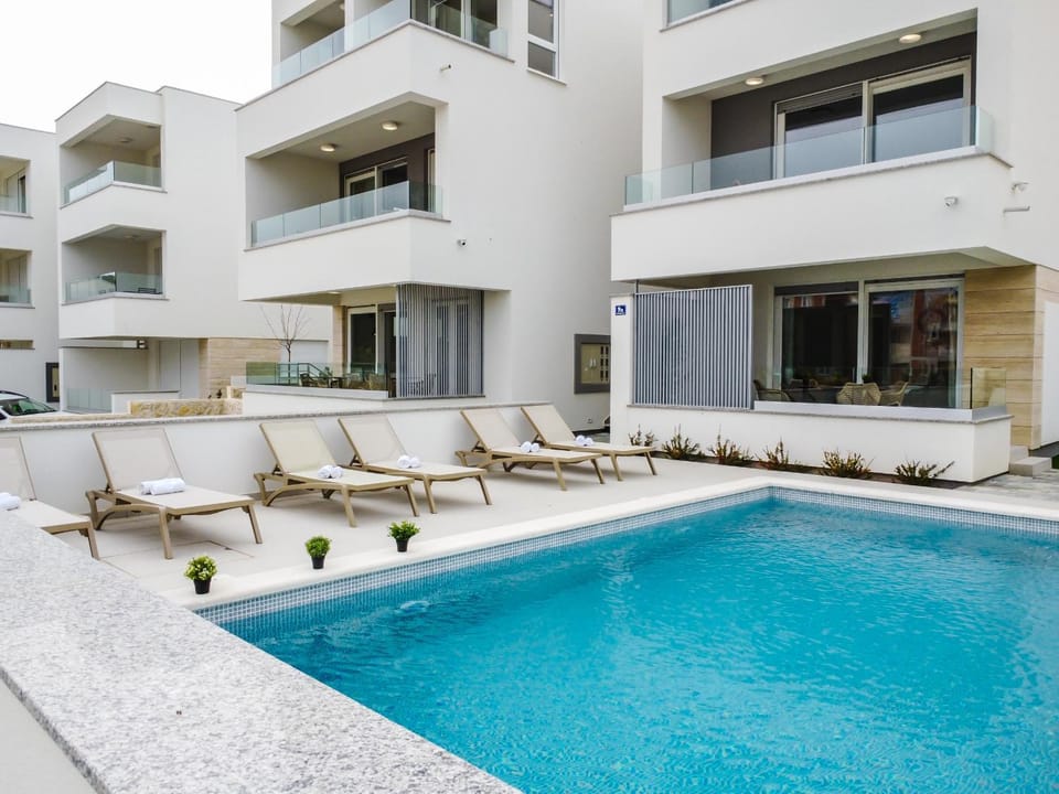 Property building, Balcony/Terrace, Swimming pool