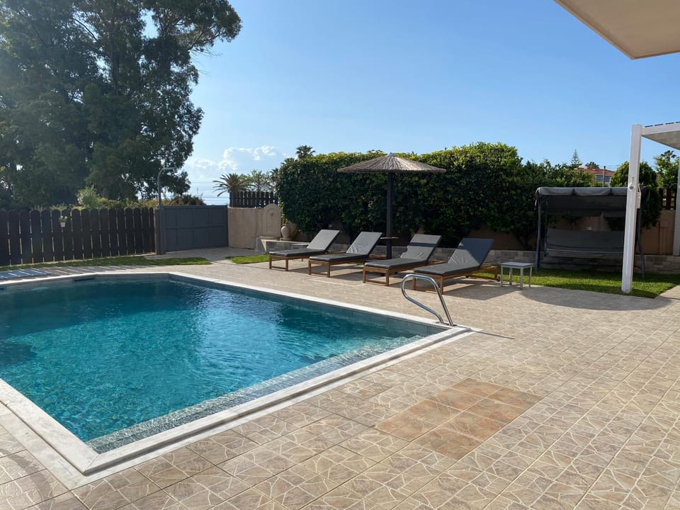 Patio, Swimming pool, sunbed