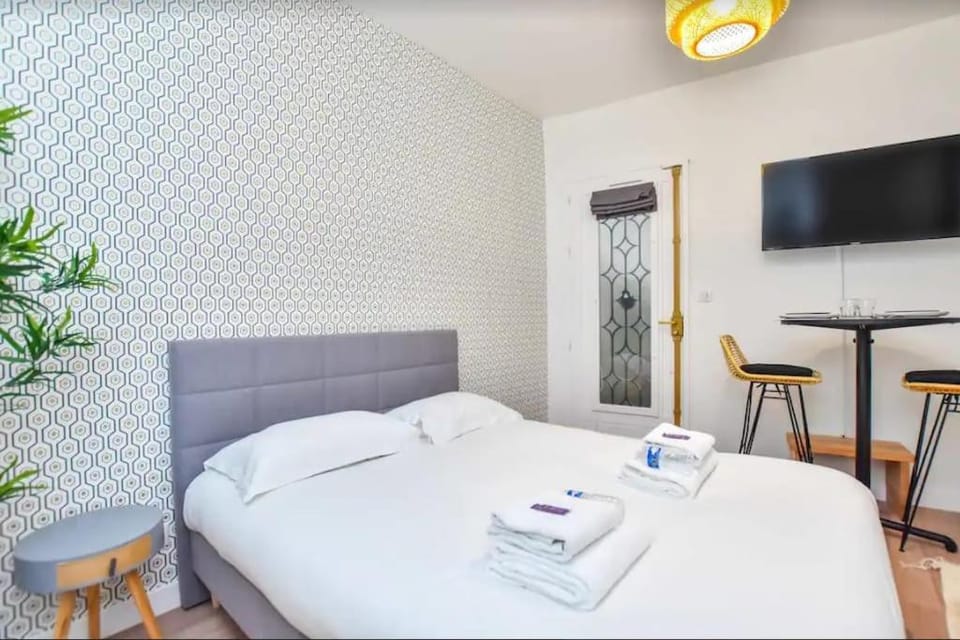 Bed, TV and multimedia, towels
