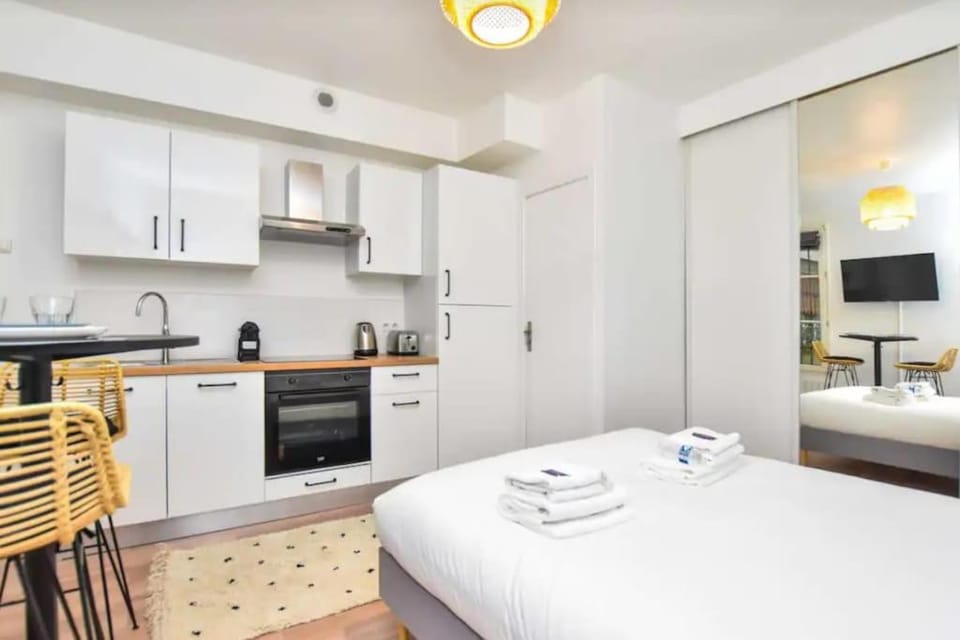 Bed, Kitchen or kitchenette, Dining area, minibar, stove, toaster, towels