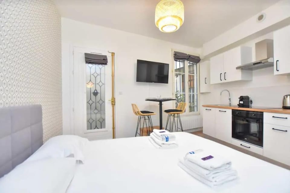 Bed, TV and multimedia, Kitchen or kitchenette, Dining area, minibar, towels