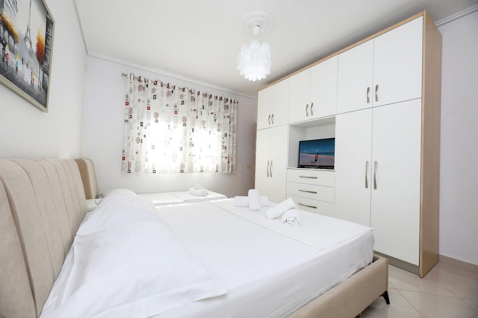 Bed, TV and multimedia, Bedroom