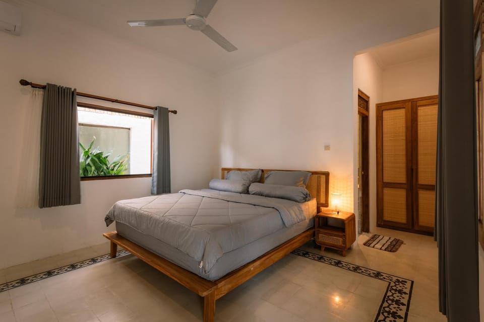 Bed, Photo of the whole room, Bedroom, fireplace