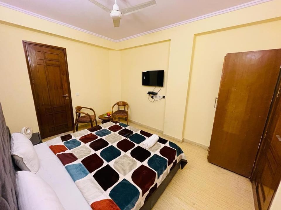 Bed, TV and multimedia, Bedroom