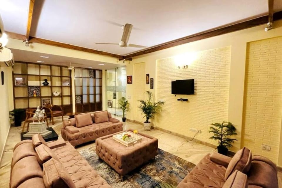 Communal lounge/ TV room, TV and multimedia, Living room, Seating area, Evening entertainment, fireplace, air conditioner