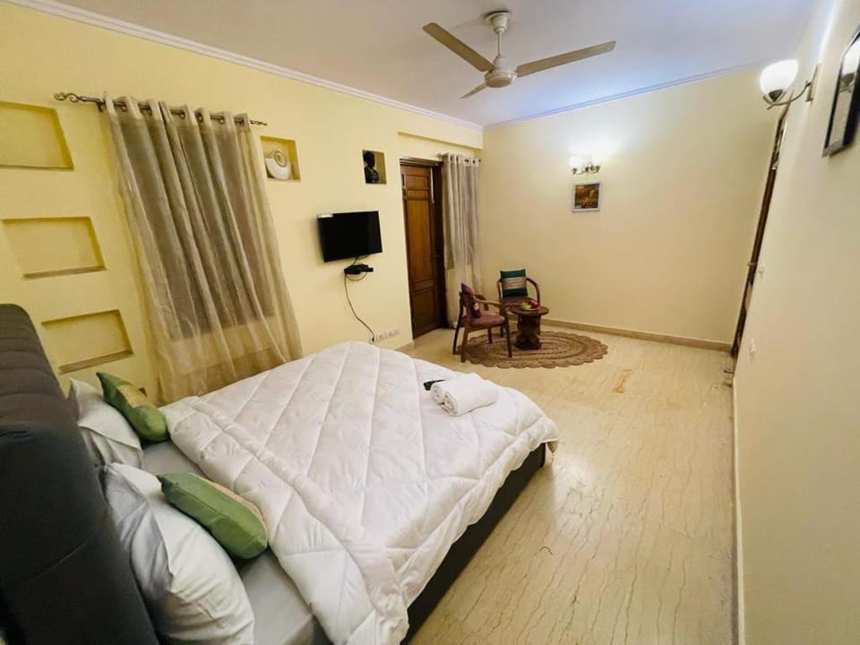 Bed, Seating area, Bedroom