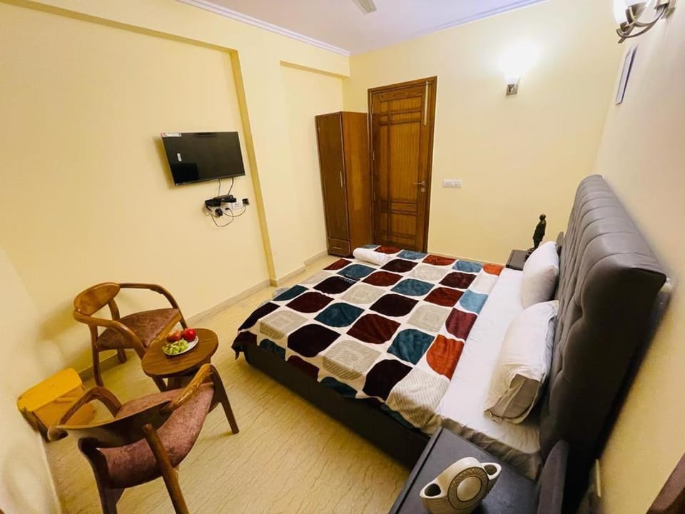 Bed, TV and multimedia, Bedroom