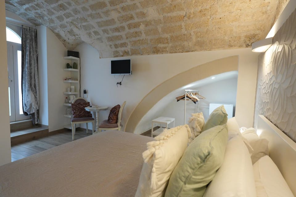 Bed, TV and multimedia, Seating area
