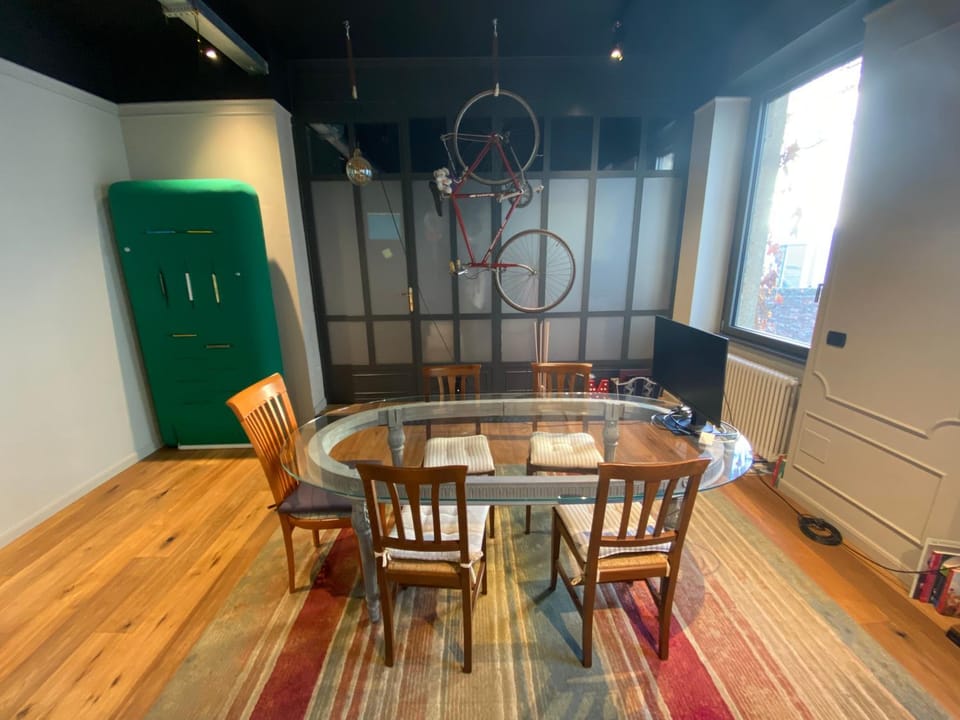 Living room, Seating area, Dining area, Meeting/conference room