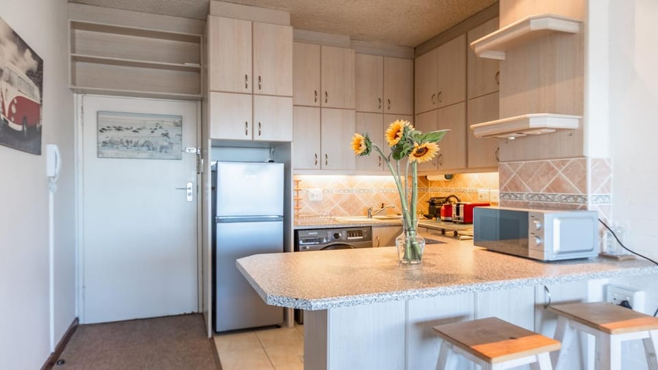 Kitchen or kitchenette, Dining area, minibar