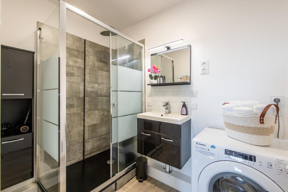 Shower, Bathroom, towels, washing machine