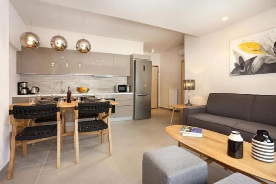 Kitchen or kitchenette, Seating area, Dining area