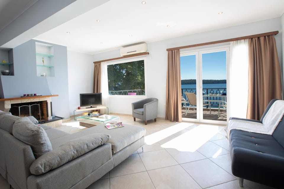Communal lounge/ TV room, TV and multimedia, Living room, Seating area, Evening entertainment, Sea view