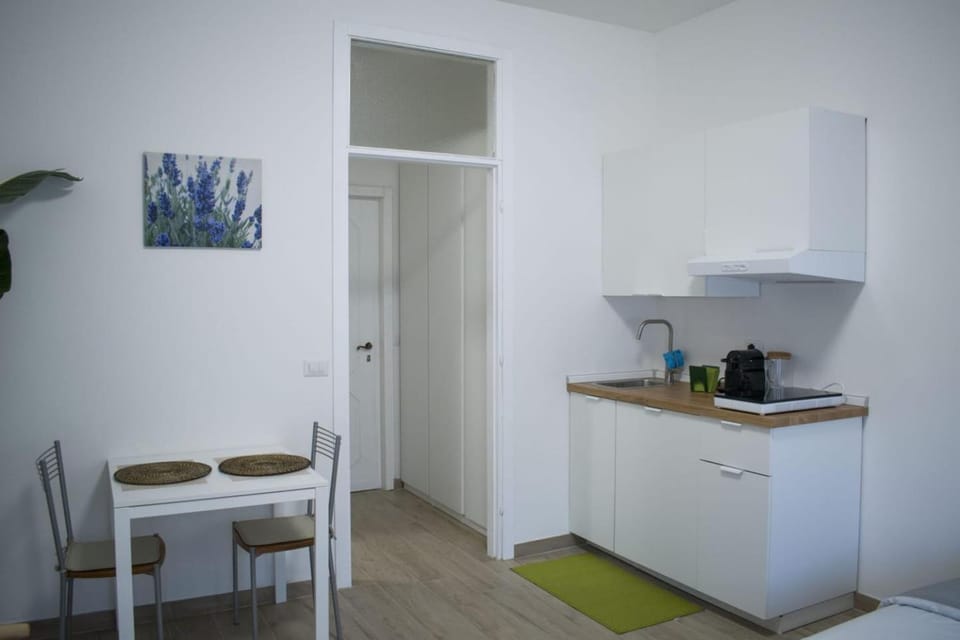Kitchen or kitchenette, Dining area, minibar, stove