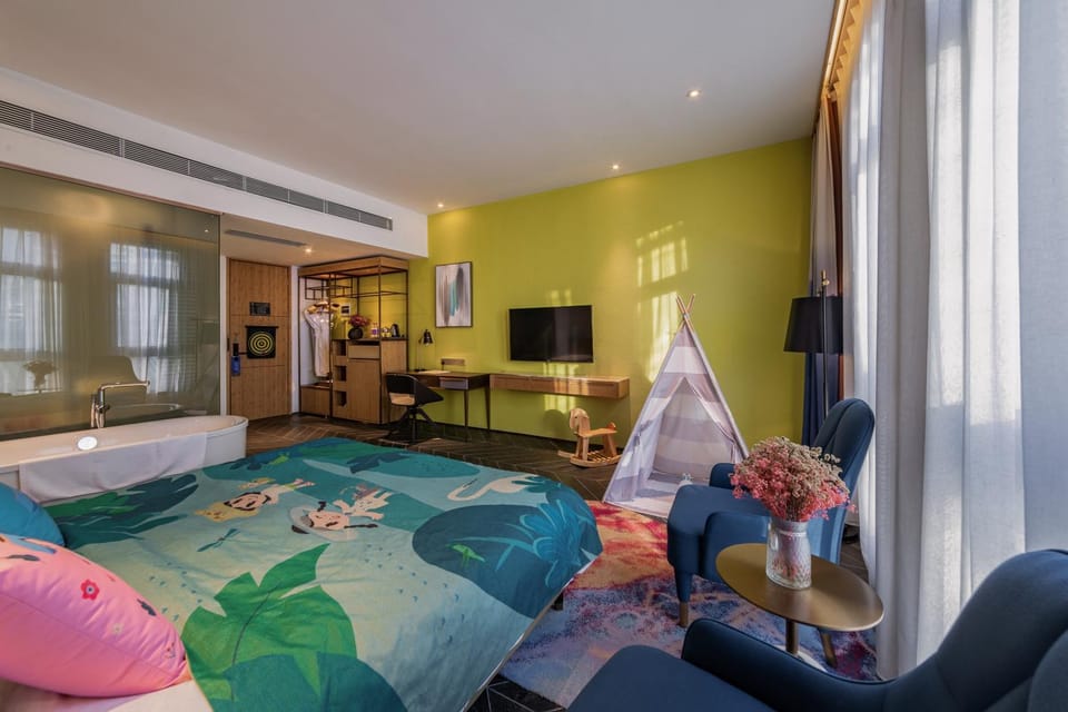 Bed, Photo of the whole room, Bedroom