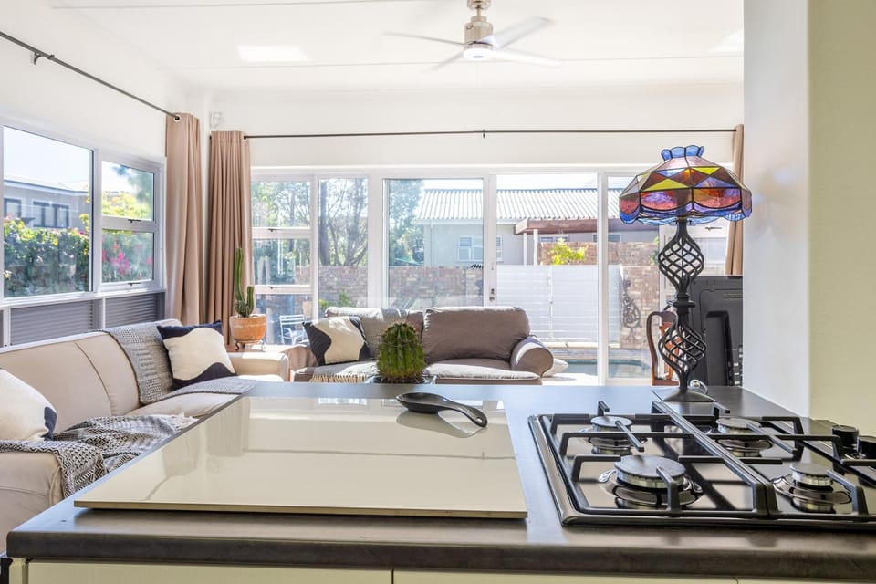 Living room, Seating area, kitchen