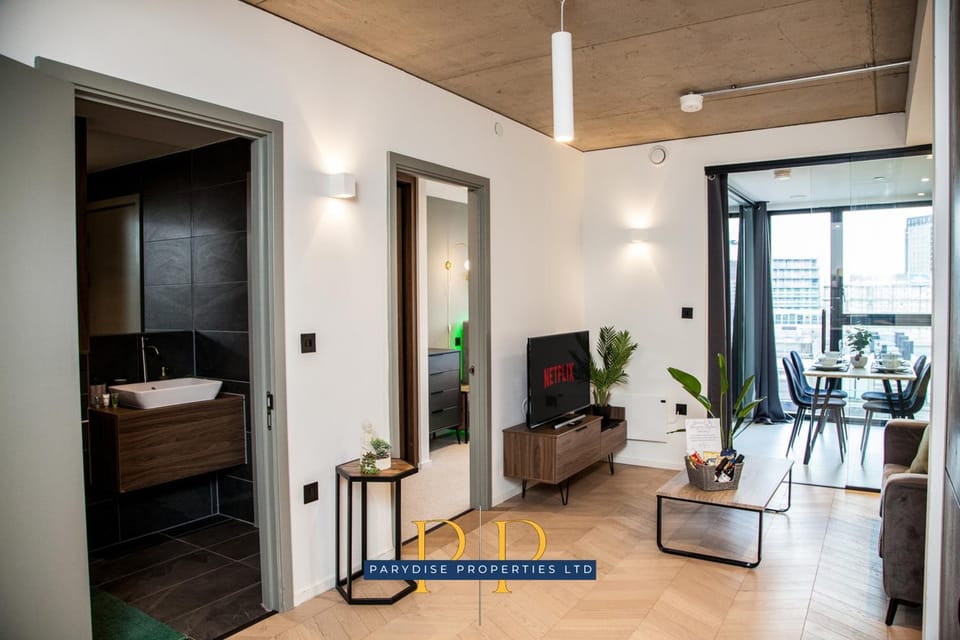 Bed, Living room, Photo of the whole room, Seating area, Dining area