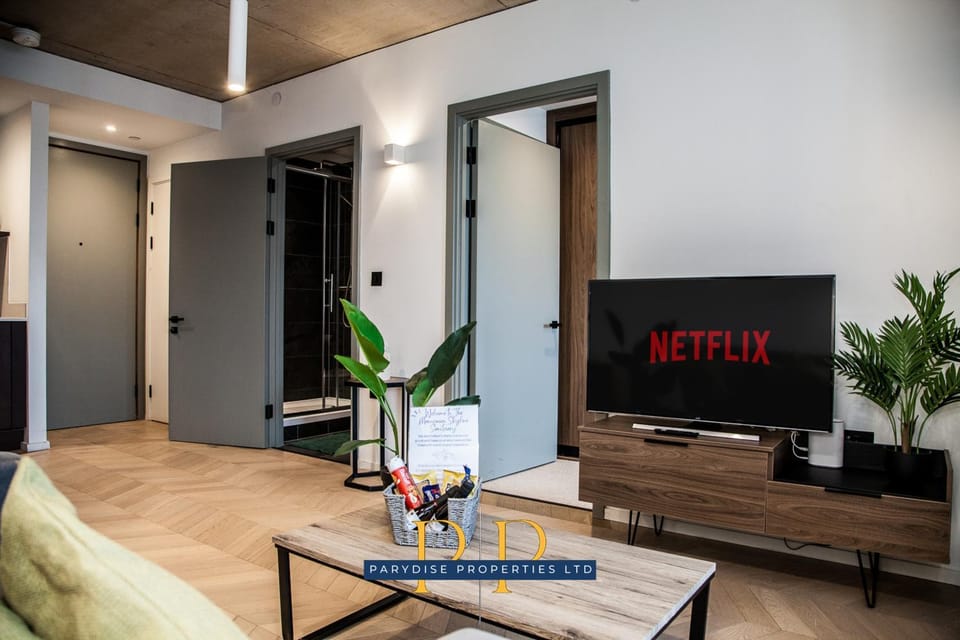 Communal lounge/ TV room, TV and multimedia, Living room, Seating area, Evening entertainment, Text overlay