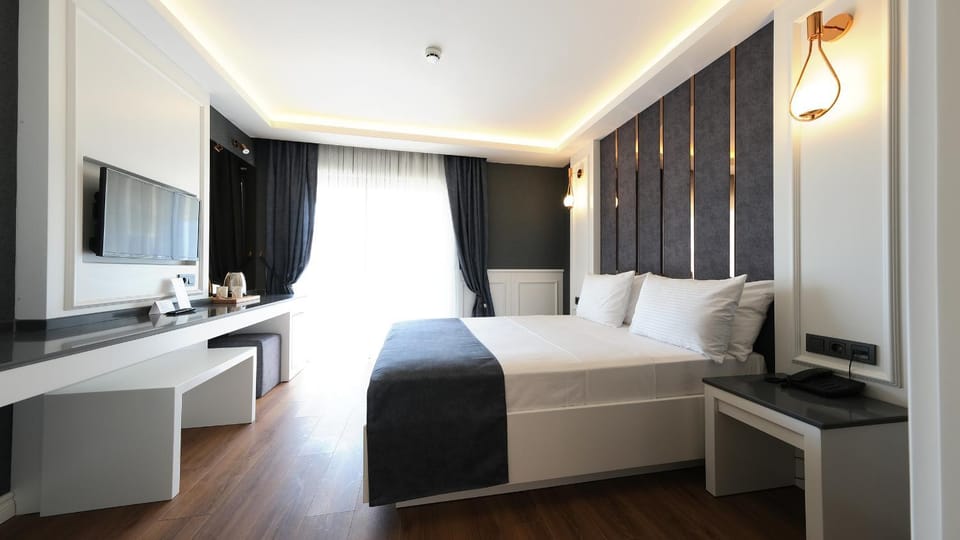 Bed, TV and multimedia, Photo of the whole room, Seating area, Bedroom, hair dresser