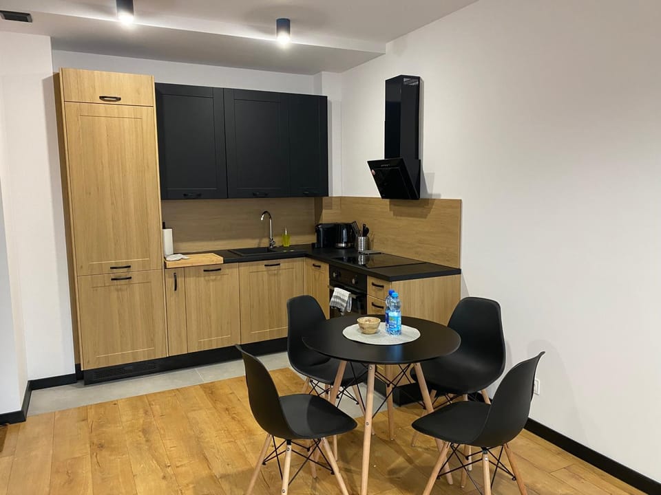 Kitchen or kitchenette, minibar