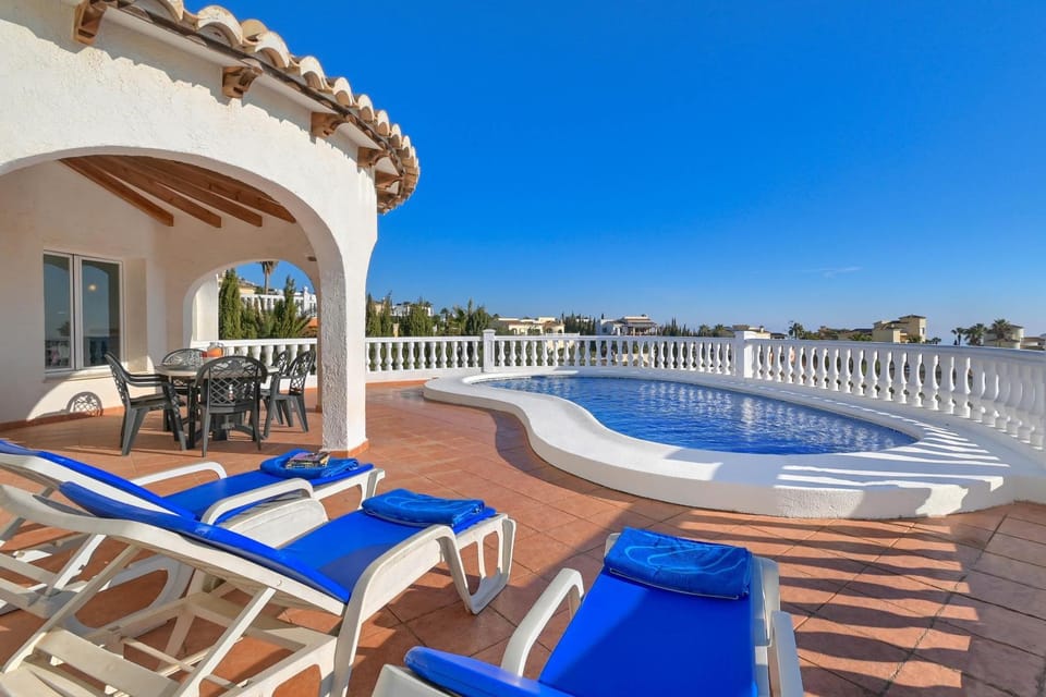 Solarium, Balcony/Terrace, Dining area, Swimming pool