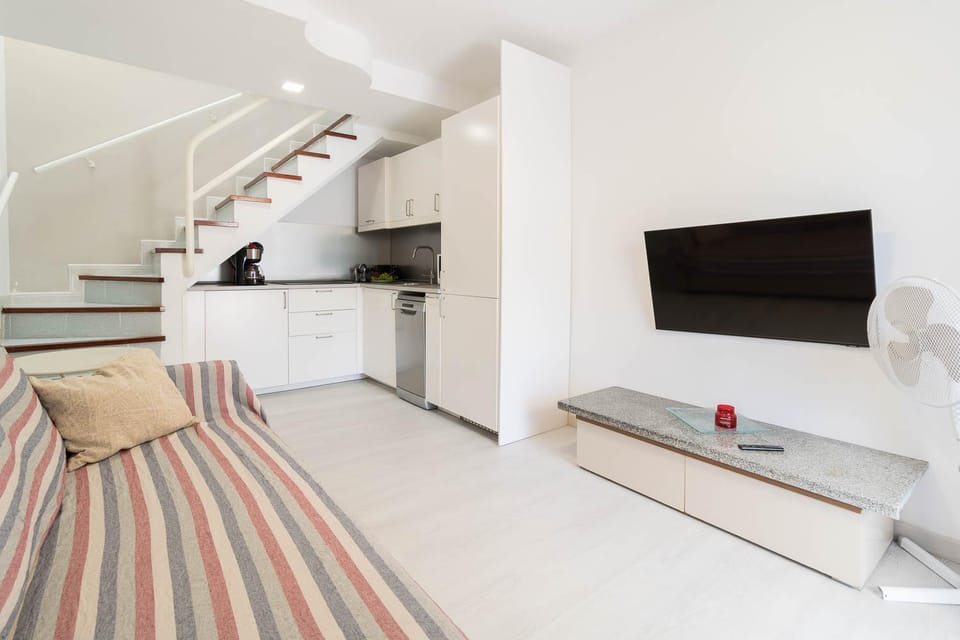 Kitchen or kitchenette, Seating area