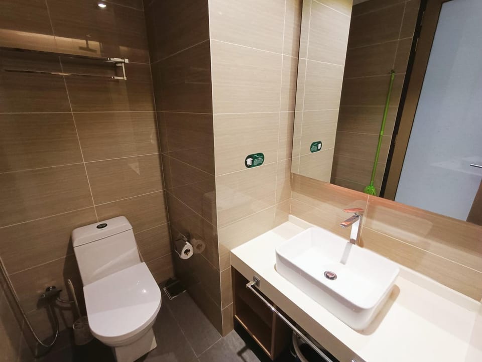 Toilet, bidet
