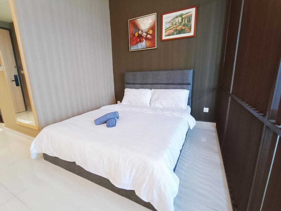 Bed, towels