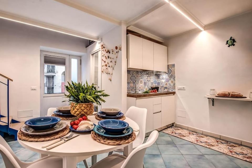 Kitchen or kitchenette, Living room, Food and drinks, Seating area, Dining area, Food, minibar, pet friendly, stove