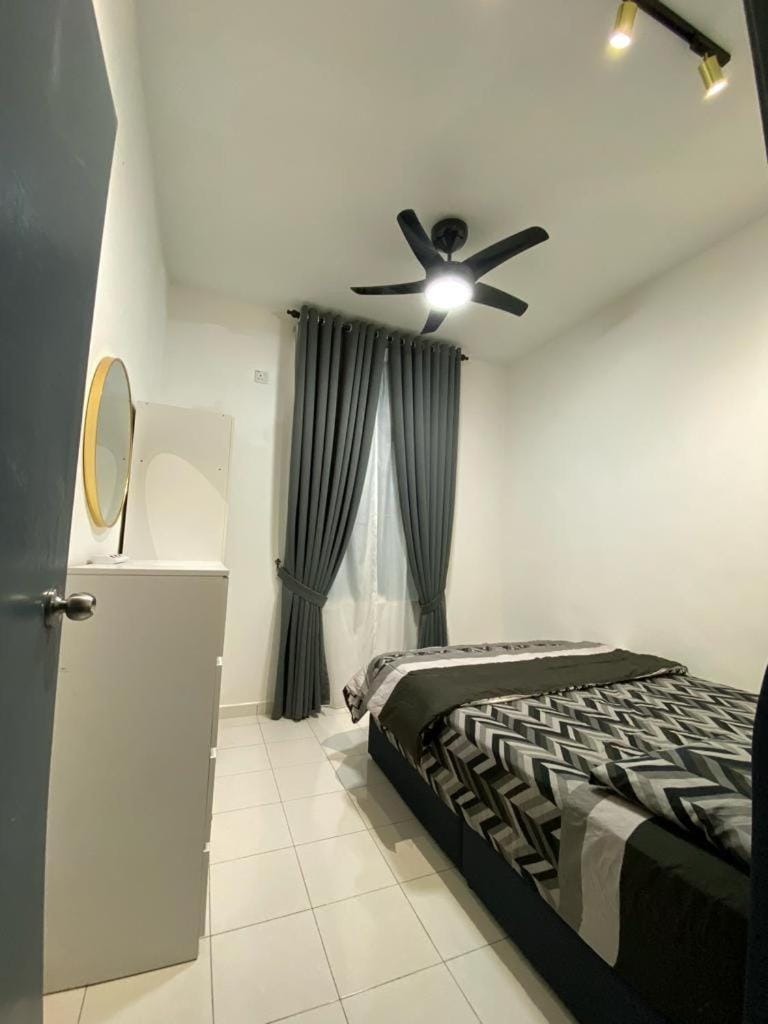 Bed, Photo of the whole room, Bedroom, fireplace, wardrobe