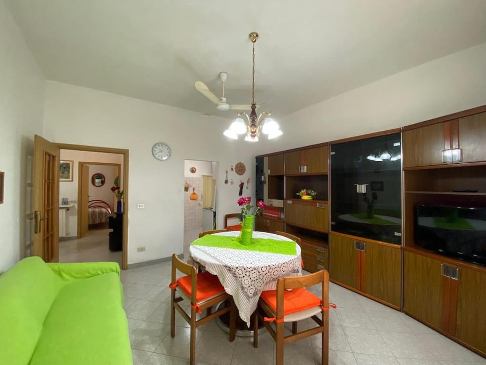 Living room, Dining area, fireplace