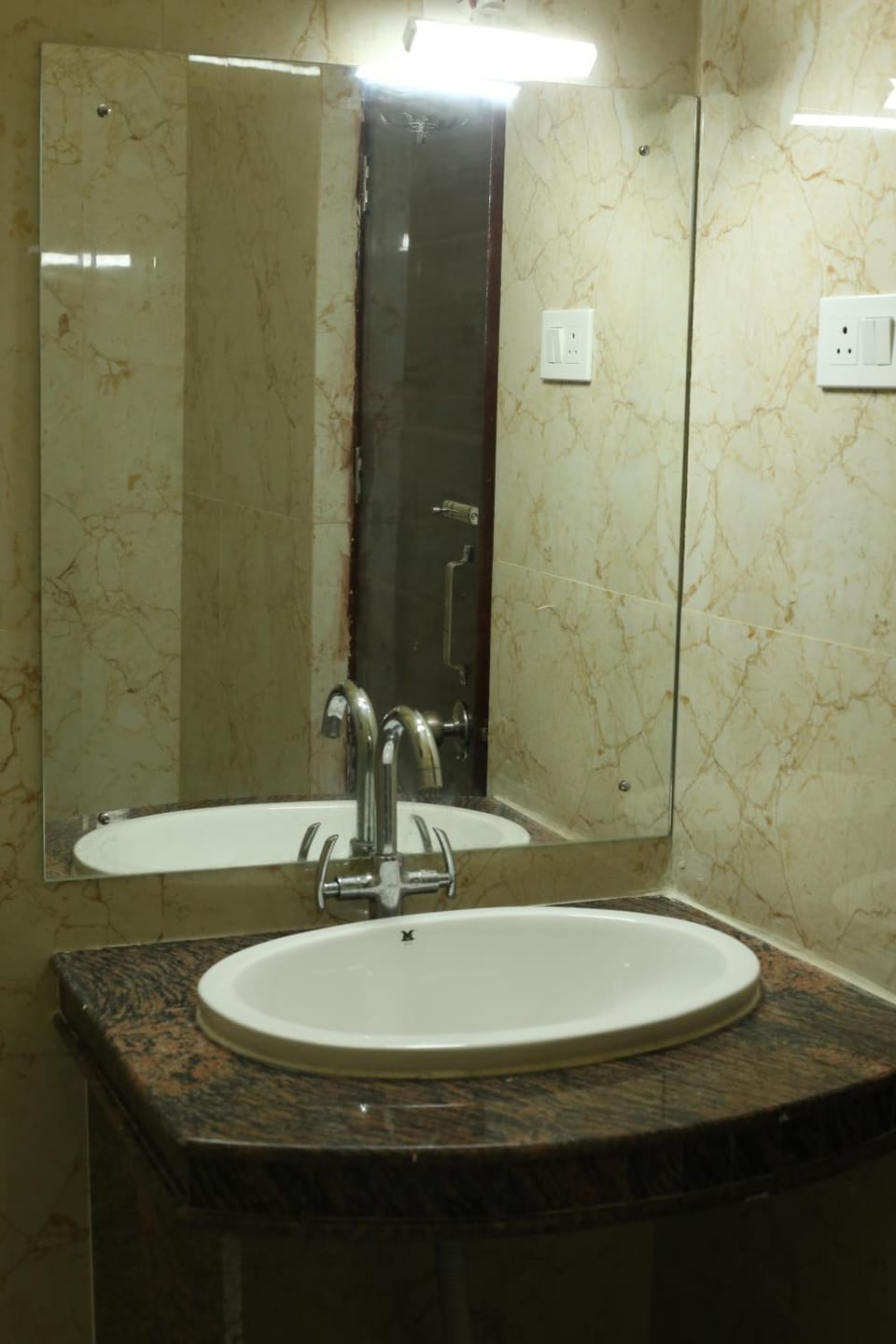 Hotel Shangri-La Bed and Breakfast in Kolkata