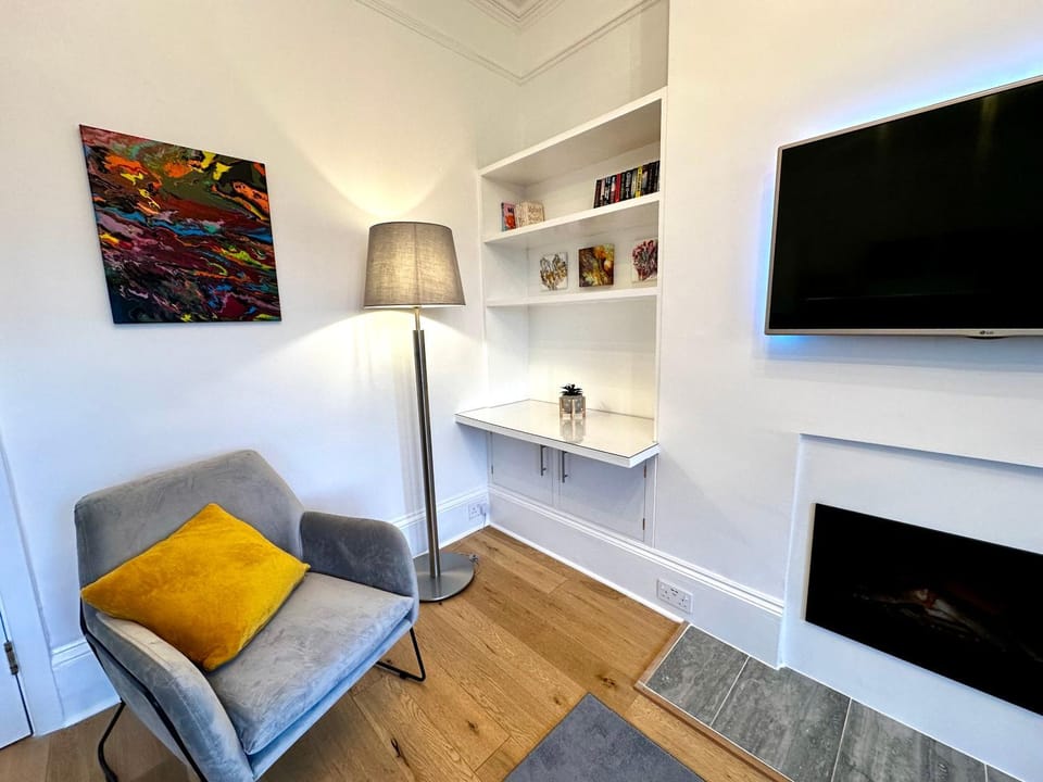 TV and multimedia, Living room, Seating area, Evening entertainment