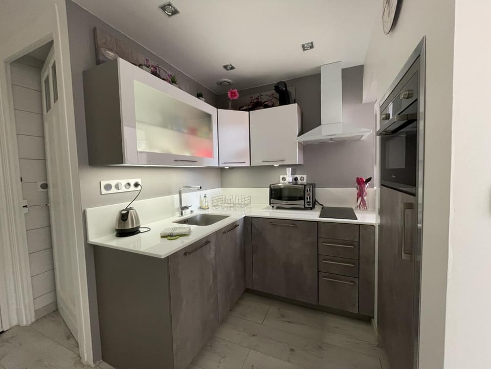 Coffee/tea facilities, Kitchen or kitchenette, microwave, oven, stove, toaster