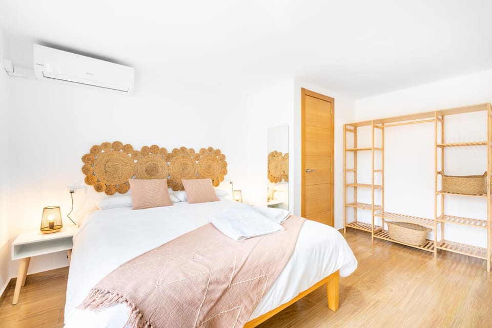 Bed, Photo of the whole room, Bedroom, internet, wardrobe, air conditioner