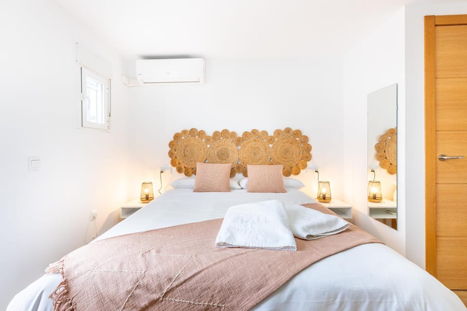 Bed, Photo of the whole room, Bedroom, towels, air conditioner
