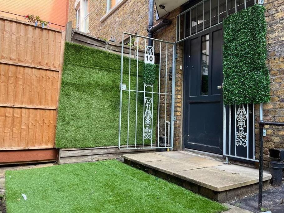 Tree studio apartment Barbican F3 Apartment in London Borough of Islington