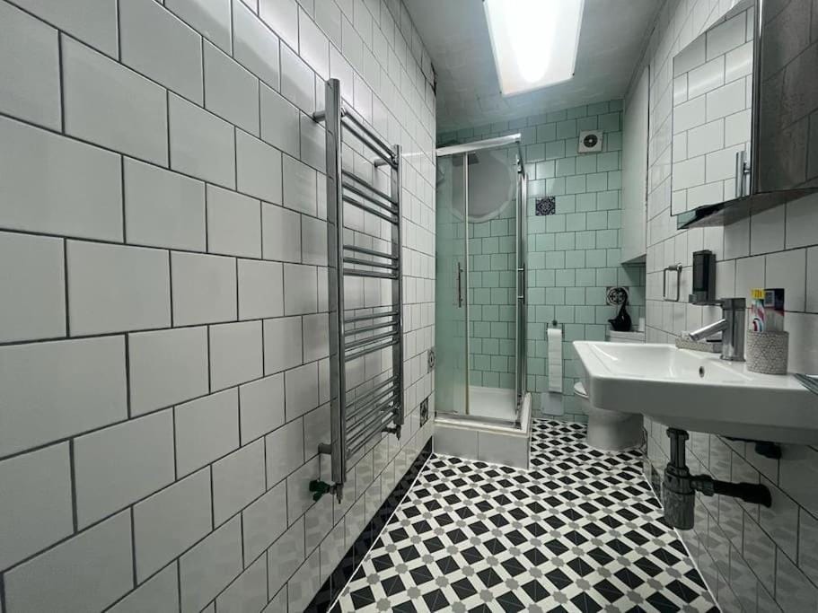 Tree studio apartment Barbican F3 Apartment in London Borough of Islington